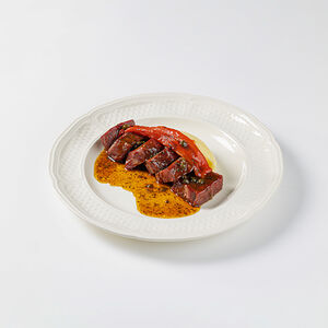 Язык теленка с печеными перцами