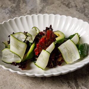 Салат зеленый с цукини и авокадо