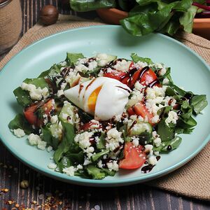 Салат с яйцом пашот 