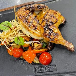 Половина цыплёнка с овощным соте