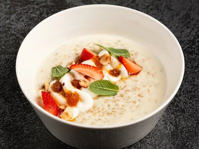 Каша овсяная с морошкой и рикоттой