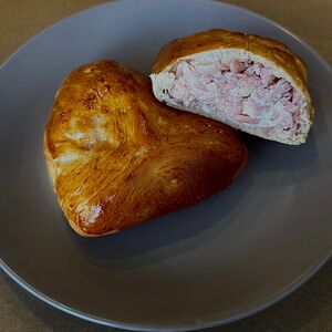 Пирожок с ветчиной и сыром