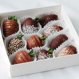 Набор с клубникой и финиками в шоколаде № 55