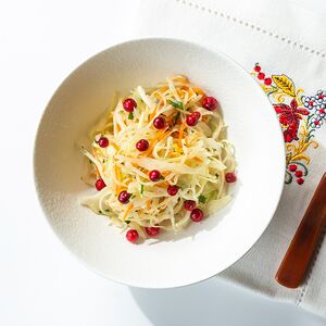 Пикантный салат с капустой и брусникой