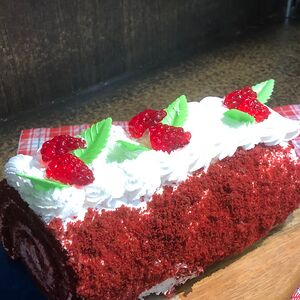 Рулет красный бархат с малиной 
