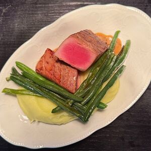 Стейк тунец с картофельным пюре и васаби