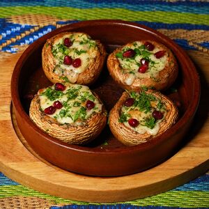 Запечённые шампиньоны с сыром и зеленью