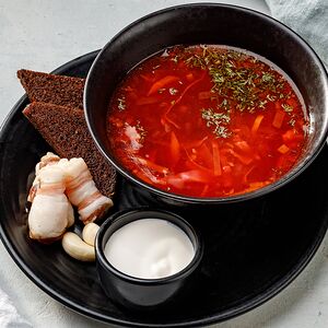 Домашний борщ с соленым и копченым салом, гренками из бородинского хлеба и чесноком