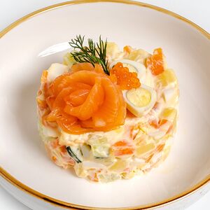 Оливье по-царски с лососем и красной икрой