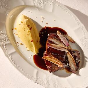 Телячья печень по-венециански с картофельным пюре