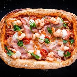Мини-пицца с креветкой и беконом