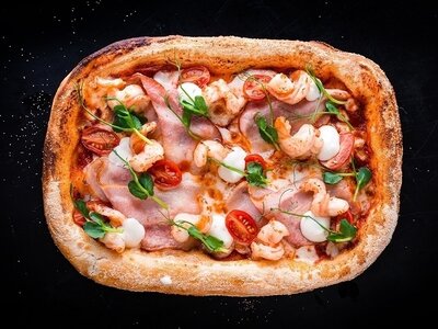Мини-пицца с креветкой и беконом