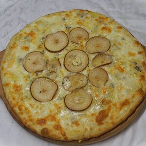 Пицца Груша-горгонзола 