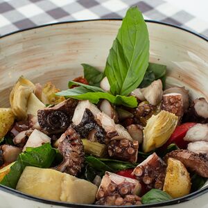 Салат с осьминогом, молодым картофелем и артишоками