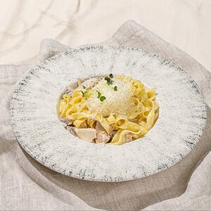 Фетучини с цыпленком и грибами в сливочном соусе