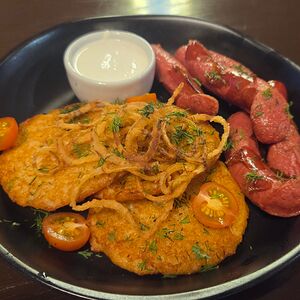 Драники с охотничьими колбасками и муссом из хрена