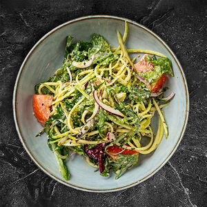 Салат с лапшой из кабачков и ореховым соусом