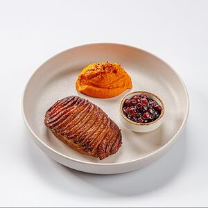 Пряная утиная грудка с морковным кремом и клюквенным соусом