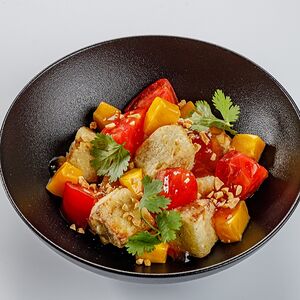Хрустящие баклажаны со сливочным сыром, томатами, манго и сладким чили