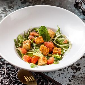 Салат с жареным сыром 