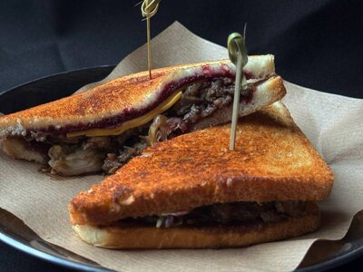 Тост с говядиной и луковым мармеладом
