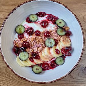 Боул с гранолой, греческим йогуртом и фруктами