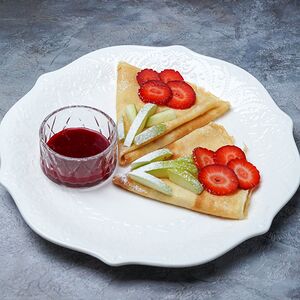 Блинчики с ягодным соусом и клубникой