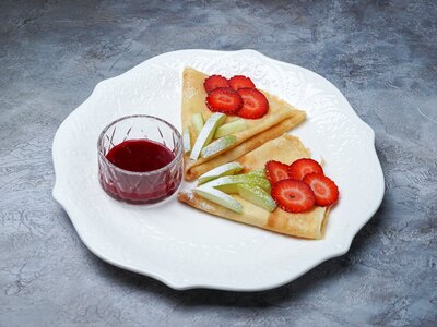 Блинчики с ягодным соусом и клубникой