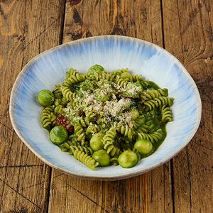 Паста фузилли с песто из цукини и вялеными томатами