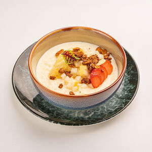 Каша рисовая с ягодами и гранолой