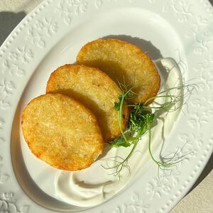 Картофельные хашбрауны со сметанным соусом