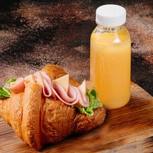Круассан с ветчиной и сыром и апельсиновый фреш