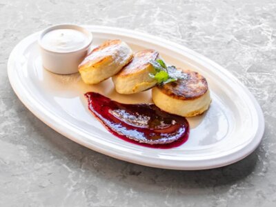 Сырники с домашним ягодным вареньем