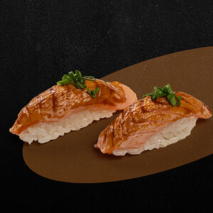 Суши с опаленным лососем