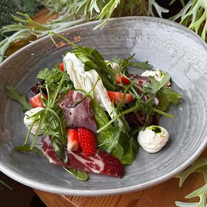 Салат с сыром Парма и вяленым мясом