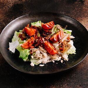 Салат с куриным филе и вялеными томатами 