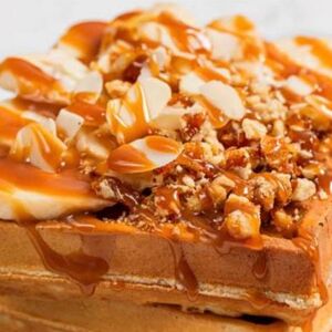 Вафли с вареной сгущенкой и карамельным бананом