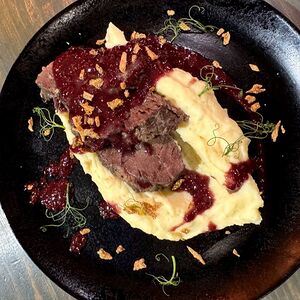 Томленые говяжьи щечки с пюре под пряным соусом
