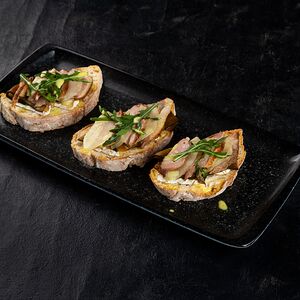 Брускетты с уткой