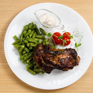 Стейк из свинины со стручковой фасолью