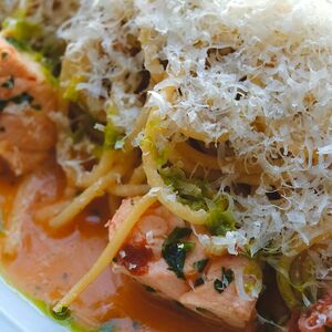 Спагетти, форель, томат