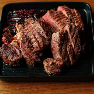 Стейк Чак-ролл в имбирно-медовом маринаде