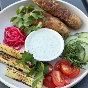 Летняя тарелка с кебабом и сезонными овощами