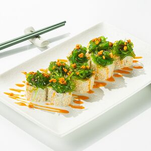 Овощной ролл с чукой и соусом чили манго