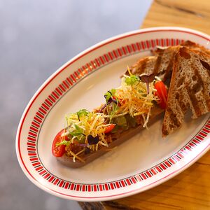 Паштет из куриной печени с хрустящим картофелем пай и цукатом из огурца