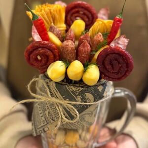 Пивная кружка с колбасами, сырами и ошехами 