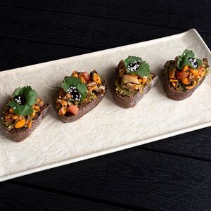 Брускетта с мидиями 