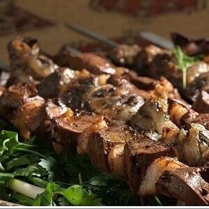 Говяжья печень с салом на мангале