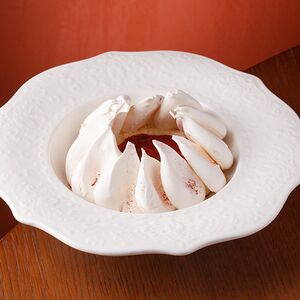 Павлова с клубничным вареньем и сельдереем