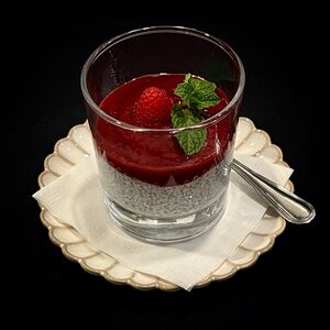 Чиа с малиновым соусом 